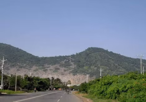 Đường vào núi Bà thăm thẳm.