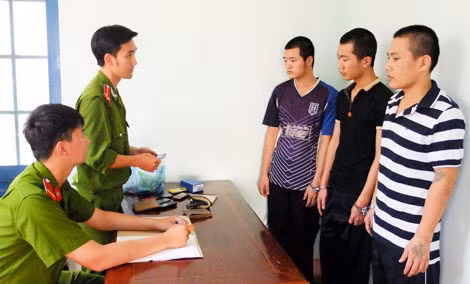 Lấy lời khai các đối tượng Tú, Thùy, Trường tại Công an huyện Krông Năng.