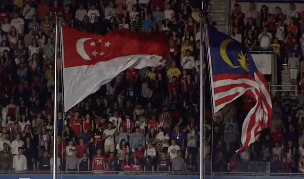 Quốc kỳ Malaysia (phải) được kéo lên. "Xứ sở của tháp đôi" sẽ trở thành chủ nhà SEA Games 29. Ảnh: VNE.