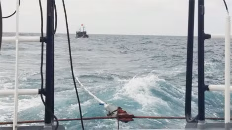 Tàu SAR 413 lai dắt tàu TG90476 về Côn Đảo.
