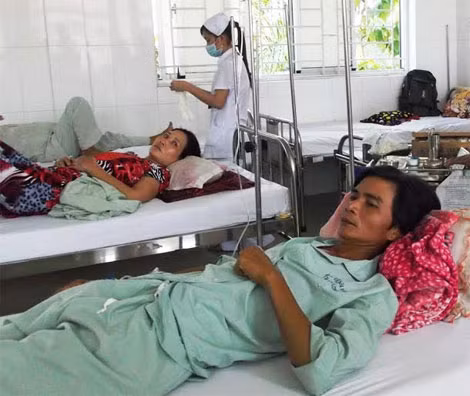 Các bệnh nhân ngộ độc sau khi ăn bánh mì khi nằm điều trị tại bệnh viện.