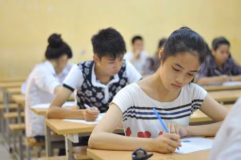 Thí sinh làm bài thi tại cụm thi do Học viện Kỹ thuật quân sự chủ trì. Thí sinh làm bài thi tại cụm thi do Học viện Kỹ thuật quân sự chủ trì.