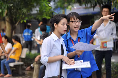 Thanh niên tình nguyện hướng dẫn thí sinh vào phòng thi. Thanh niên tình nguyện hướng dẫn thí sinh vào phòng thi.