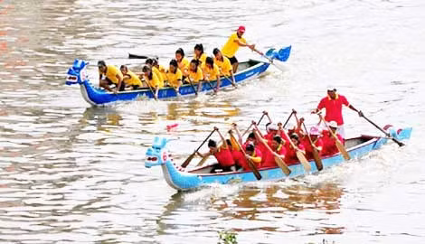 Đua thuyền truyền thống đón chào năm mới là hoạt động thể thao thường niên thu hút đông đảo người dân và du khách TP HCM.
