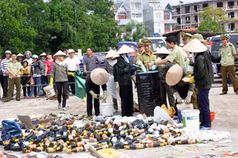 Một lô hàng giả, hàng nhái bị lực lượng chức năng tiêu hủy.