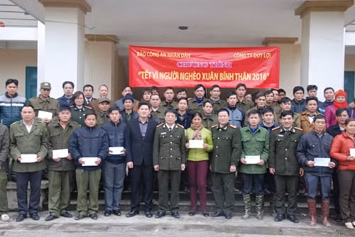 Thượng tá Phạm Quang Khải, Phó Tổng Biên tập Báo CAND, đại diện Công an tỉnh Bắc Kạn trao quà Tết tới đồng bào nghèo Na Rì.