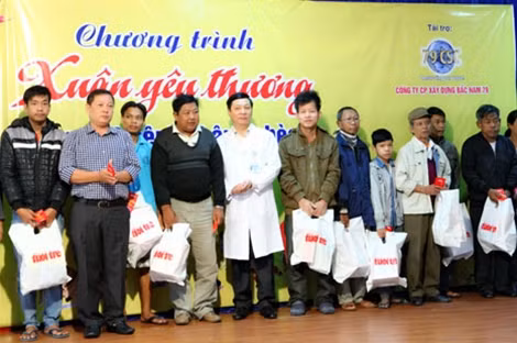 Ông Phan Minh Cương- Tổng Giám đốc Công ty Xây dựng Bắc Nam 79 cùng bác sỹ Trần Ngọc Thạnh- Giám đốc Bệnh viện Đà Nẵng trao quà cho các bệnh nhân nghèo