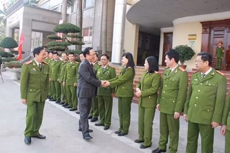 Thứ trưởng Nguyễn Văn Thành tặng quà chúc tết cán bộ, giáo viên Học viện CSND