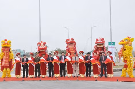 Các đại biểu cắt băng khánh thành đường Nguyễn Tất Thành nối dài.