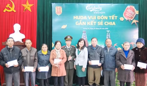 Đại diện Báo CAND và Đại diện Công ty TNHH TM Carlsberg trao quà cho bà con nghèo ở Quảng Trị.