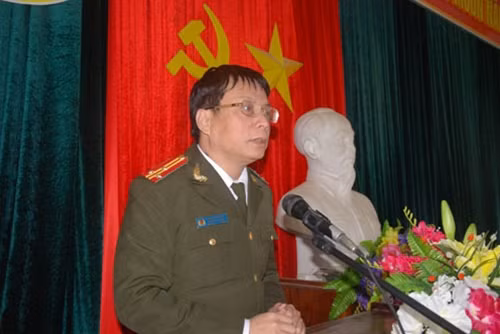 Thượng tá Phạm Quang Khải, Phó Tổng Biên tập Báo CAND phát biểu, chia sẻ về chương trình “Tết vì người nghèo năm 2016” của Báo CAND.