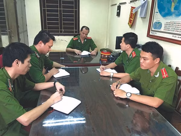 Đại úy Nguyễn Thành Hưng (giữa) trao đổi cùng đồng đội trước giờ phá án.