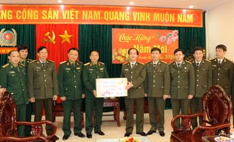 Thứ trưởng Bộ Quốc phòng đã tặng quà và gửi lời chúc tốt đẹp tới toàn thể Cán bộ, chiến sỹ Công an Hà Tĩnh.