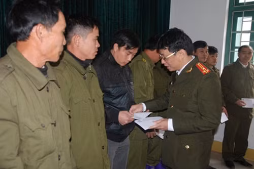 Thượng tá Phạm Quang Khải, Phó Tổng Biên tập Báo CAND trao quà Tết tới đồng bào nghèo Na Rì