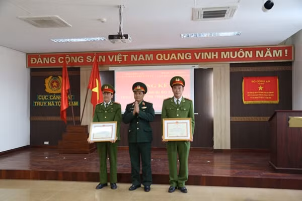 Thiếu tướng Phạm Văn Thi, Cục trưởng Cục Điều tra Hình sự Bộ Quốc Phòng, Phó Trưởng Ban chỉ đạo 1389 Bộ Quốc phòng thay mặt Ban chỉ đạo 1389 Bộ Quốc Phòng trao Bằng khen của Bộ trưởng Bộ Quốc phòng cho các tập thể, cá nhân có thành tích xuất sắc.