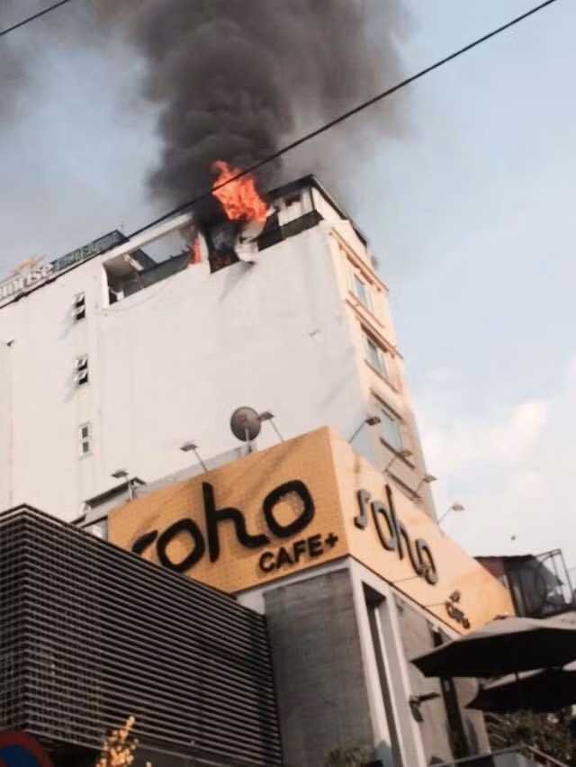 Đám cháy xuất phát từ nhà kho trên sân thượng của khách sạn 6 tầng.