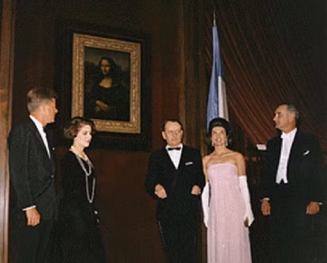 Bộ trưởng Văn hóa Pháp A. Malraux (giữa), cùng vợ chồng Tổng thống Mỹ J. Kennedy và Phó Tổng thống L. Johnson tại Washington khi đem bức kiệt tác "Mona Lisa" sang triển lãm. Chẳng ai ngờ rằng vị khách khả kính từng “nằm ấp” vì chôm cổ vật.