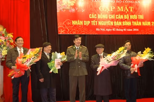 Trung tướng Nguyễn Danh Cộng, trao hoa, tặng quà mừng thọ một số đồng chí cán bộ hưu trí Văn phòng Bộ .