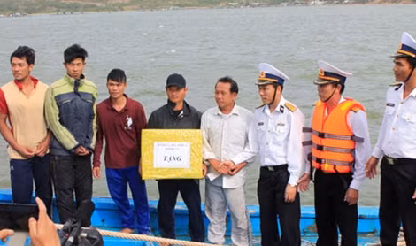 Lãnh đạo Bộ tư lệnh Vùng 3 Hải Quân tặng quà và thăm hỏi các ngư dân gặp nạn.