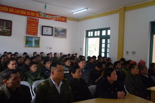 Đông bà con các dân tộc Na Rì có mặt tại Hội trường trụ sở UBND xã Lương Thượng để nhận quà Tết.