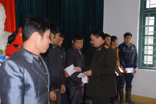 Đại diện Công an tỉnh Bắc Kạn trao quà Tết tới đồng bào nghèo Na Rì