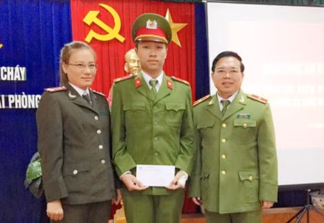BÁO CAND tặng quà 2 chiến sỹ Cảnh sát PCCC lao vào ngọn lửa cứu sống 5 nạn nhân.