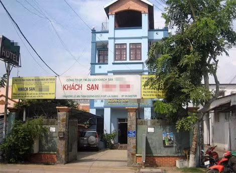 Khách sạn T.S. nơi phát hiện ra vụ việc. Khách sạn T.S. nơi phát hiện ra vụ việc.