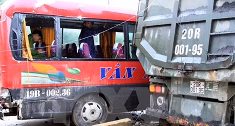 Xe khách gây tai nạn liên hoàn, 4 người bị thương
