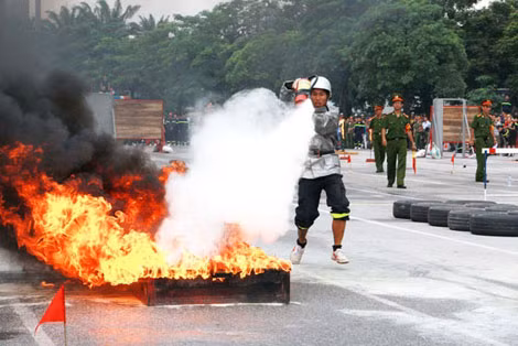 Dập lửa. Dập lửa.