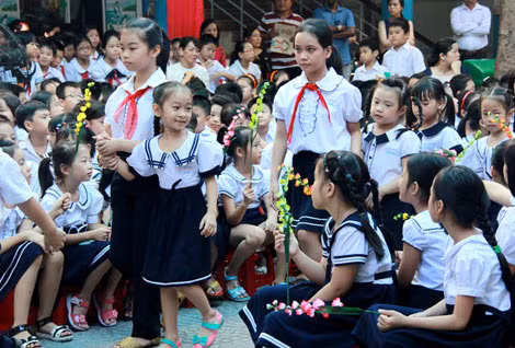 Hai chị em cùng dắt tay đến trường