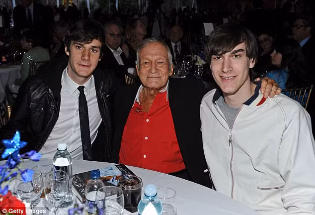 Hefner cùng con trai Marston Hefner (phải) và Cooper Hefner (trái).