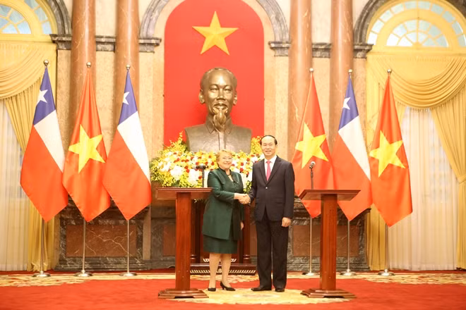 Chủ tịch nước Trần Đại Quang và Tổng thống Chile Michelle Bachelet tại buổi họp báo chung.