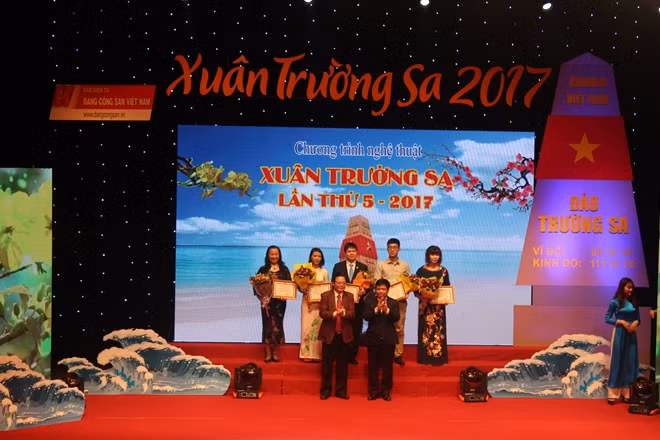 Đại diện Ban tổ chức trao tặng hoa và kỷ niệm chương cho các tổ chức đã ủng hộ và đóng góp tích cực cho Trường Sa thông qua chương trình này.