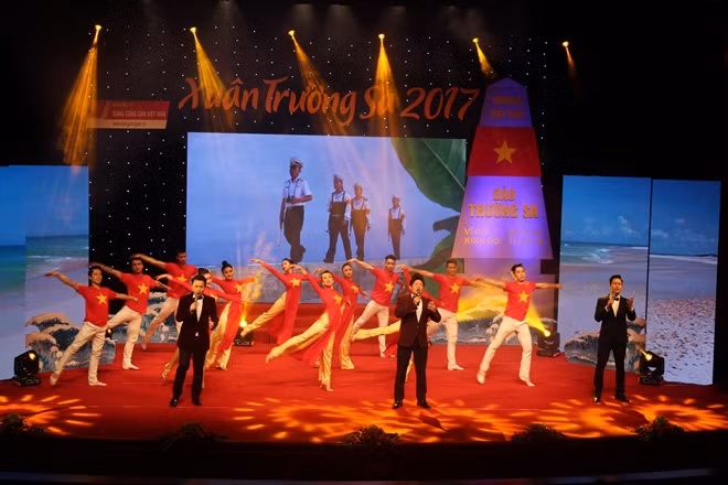 Nhóm Phương Bắc và vũ đoàn Thăng Long cất vang ca khúc Tổ quốc gọi tên mình.