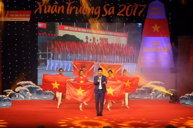 Ca sĩ trẻ Quang Thắng với ca khúc Lá cờ.