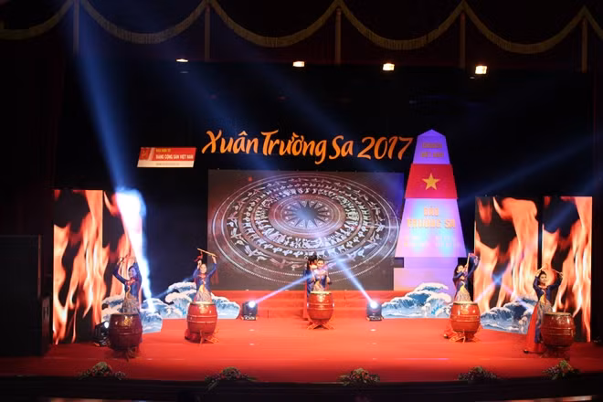 Chương trình mở đầu với liên khúc Lời du Âu lạc - Đất Việt tiếng vọng ngàn đời do nhóm Pha Lê Xanh và vũ đoàn Thăng Long biểu diễn.