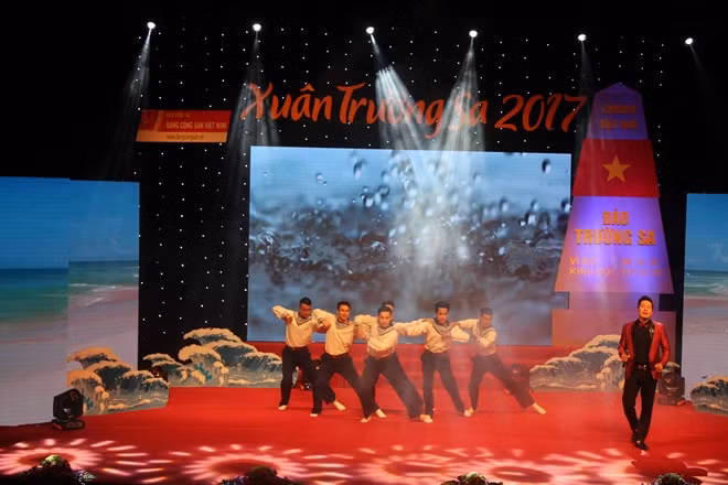 Ca sĩ Xuân Hảo trình bày ca khúc Mưa Trường Sa