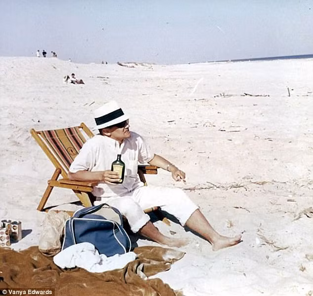 Ông bố này đang tận hưởng kỳ nghỉ tại một bãi biển ở Miami năm 1960. Với chiếc mũ phớt và đôi mắt kính râm, trông "bố" có dáng dấp rất "Phan Thị"