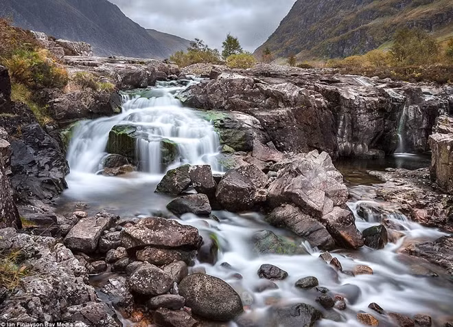Thác suối đầu nguồn chảy rất siết trước khi hòa vào dòng Cowe tại Glencoe.