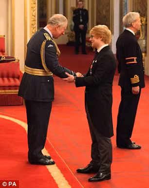 Nhưng có lẽ Ed Sheeran đã mắc một sai lầm nghiêm trọng, trong khi Thái tử Charles bắt tay chúc mừng thì Ed lại vô tình đặt một tay lên tay phải của Thái tử và điều này là cấm kỵ. Nhưng có lẽ Ed Sheeran đã mắc một sai lầm nghiêm trọng, trong khi Thái tử Charles bắt tay chúc mừng thì Ed lại vô tình đặt một tay lên tay phải của Thái tử và điều này là cấm kỵ.
