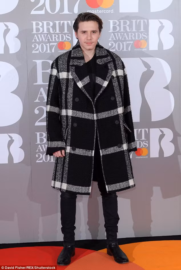 Điều bất ngờ là trong danh sách này, Brooklyn Beckham xếp ở vị trí thứ chín, còn ông bố David Beckham tụt xuống hạng thứ 28 (hạ 13 bậc so với bảng xếp hạng năm ngoái). Điều bất ngờ là trong danh sách này, Brooklyn Beckham xếp ở vị trí thứ chín, còn ông bố David Beckham tụt xuống hạng thứ 28 (hạ 13 bậc so với bảng xếp hạng năm ngoái).