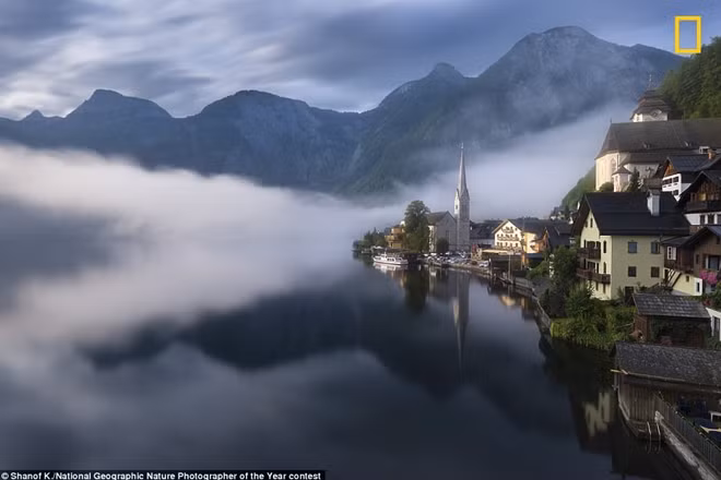 Shanof K đã chụp bức ảnh này tại Hallstatt (Áo) vào một buổi sáng "thần tiên". Những người yêu thích du lịch gọi nơi đây là ngôi làng cổ tích bởi vẻ đẹp mê hồn với những ngôi nhà "tựa sơn, hướng thủy".