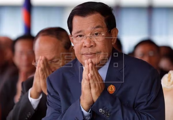 Thủ tướng, Chủ tịch CPP Samdech Hun Sen cầu nguyện cho những anh hùng đã hy sinh vì độc lập của Campuchia. Ảnh: EPA Thủ tướng, Chủ tịch CPP Samdech Hun Sen cầu nguyện cho những anh hùng đã hy sinh vì độc lập của Campuchia. Ảnh: EPA