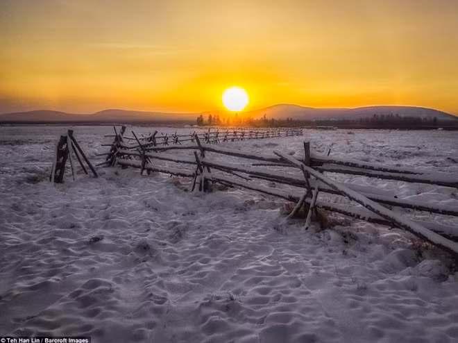 Một khoảnh khắc hiếm hoi có ánh nắng mặt trời vào mùa đông ở vùng Siberia. Được biết, ban ngày tại đây chỉ kéo dài khoảng 3 giờ.