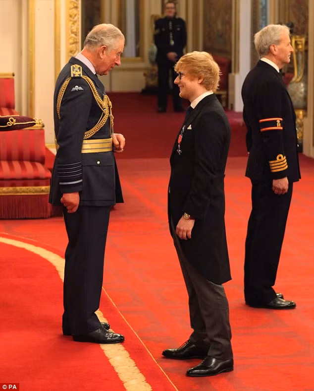Lễ trao huân chương diễn ra tại cung điện Buckingham, thủ đô London và Thái tử Charles chính là đại diện của gia đình Hoàng gia gắn MBE cho Ed Sheeran. Lễ trao huân chương diễn ra tại cung điện Buckingham, thủ đô London và Thái tử Charles chính là đại diện của gia đình Hoàng gia gắn MBE cho Ed Sheeran.