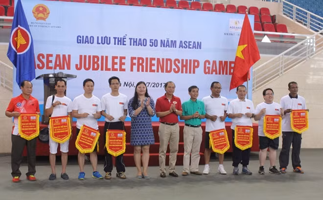 Thứ trưởng Nguyễn Quốc Dũng, Thiếu tướng Lê Văn Cầu và Đại biện Philippines Maria Cynthia Pelay trao cờ lưu niệm cho các nước tham gia giao lưu thể thao.
