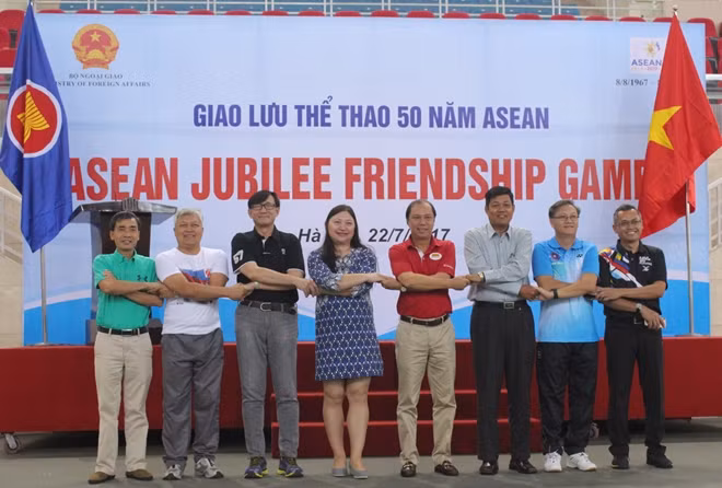 Đại diện các đội tham gia bắt tay thể hiện tình hữu nghị, gắn kết, hướng tới kỷ niệm 50 năm thành lập ASEAN.