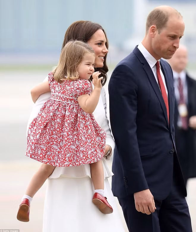 Trong khi George có một chút nhút nhát thì Tiểu Công chúa Charlotte rất tự nhiên vẫy tay chào mọi người.