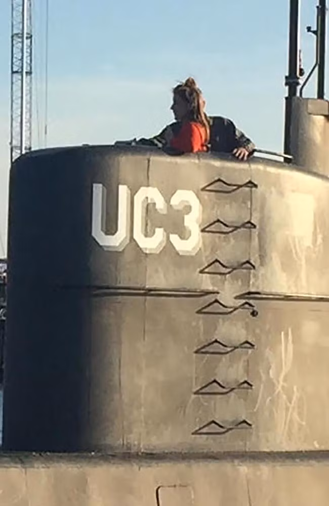 Hình ảnh cuối cùng của cô Kim Wall trên tháp tàu ngầm UC3. Ảnh: Getty Images. Hình ảnh cuối cùng của cô Kim Wall trên tháp tàu ngầm UC3. Ảnh: Getty Images.