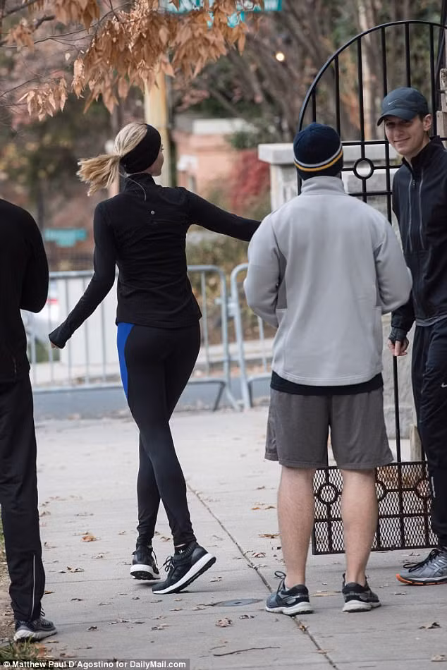 Jared Kushner đã cười rất tươi khi phát hiện ra các paparazi. Jared Kushner đã cười rất tươi khi phát hiện ra các paparazi.